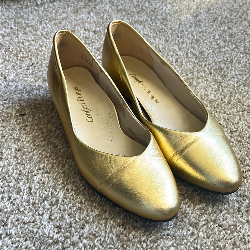 Women’s Gold Comfort Pumps